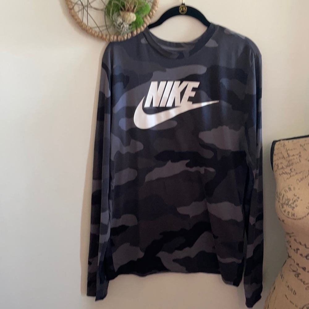 NWOT Men’s Nike camp long sleeve T